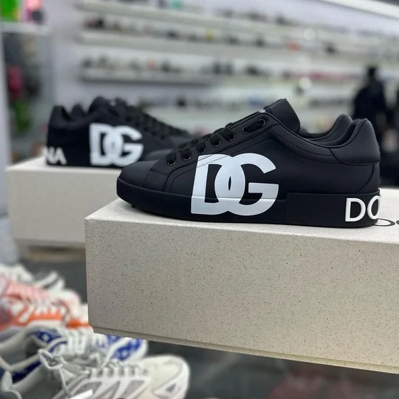 【D&G】スニーカー NAPPATO STAMPA ブラック ロゴ Calfskin nappa Portofino sneakers with DG logo print in